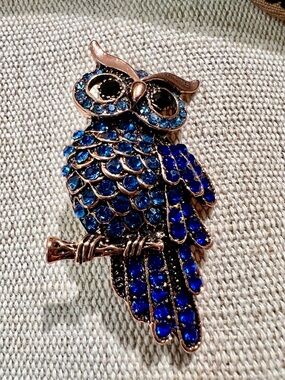Stunning Gold tone OWL in various blue-colored crystals. GORGEOUS & FUN!! 💙🩵🖤